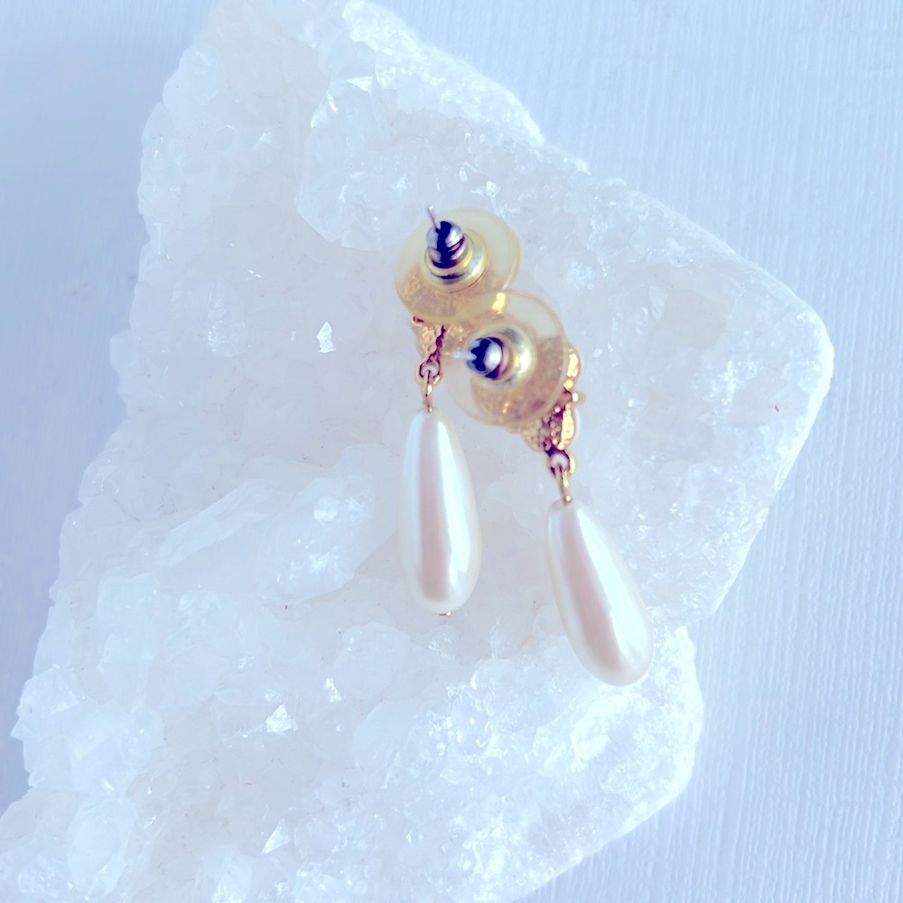 Elegant Gold and Faux Pearl Drop Earrings
Perfect for a wedding - Picture 2 of 3